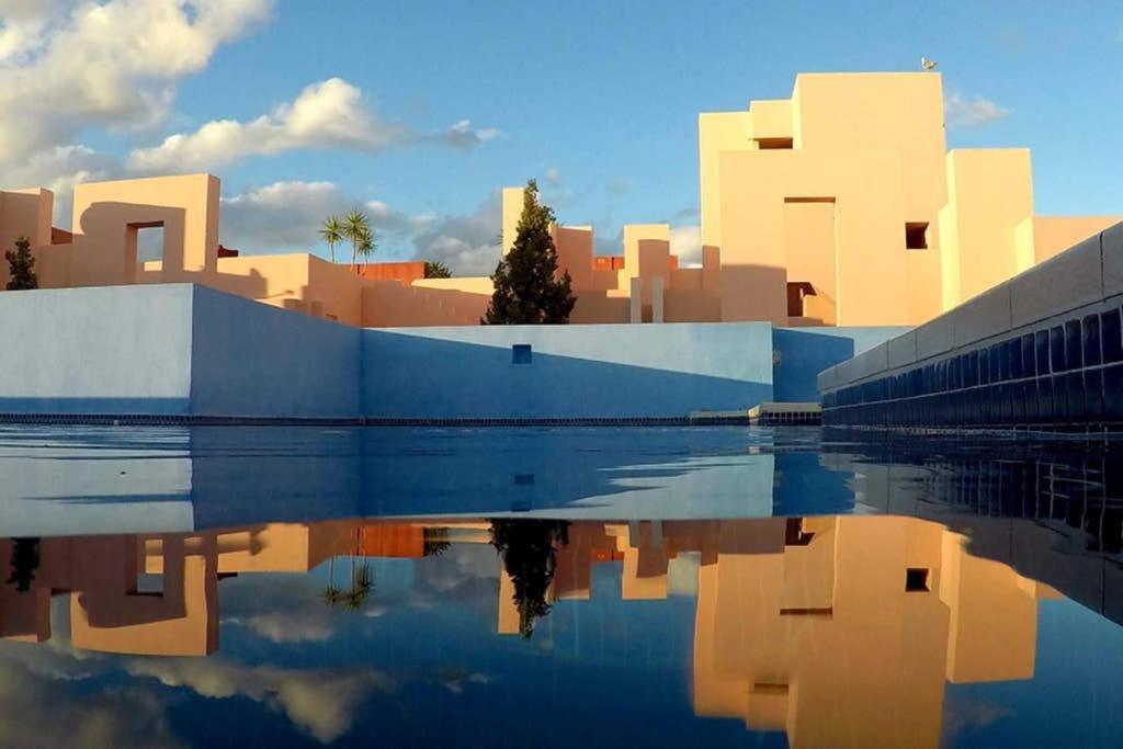 La Muralla Roja Calpe Bagian luar foto